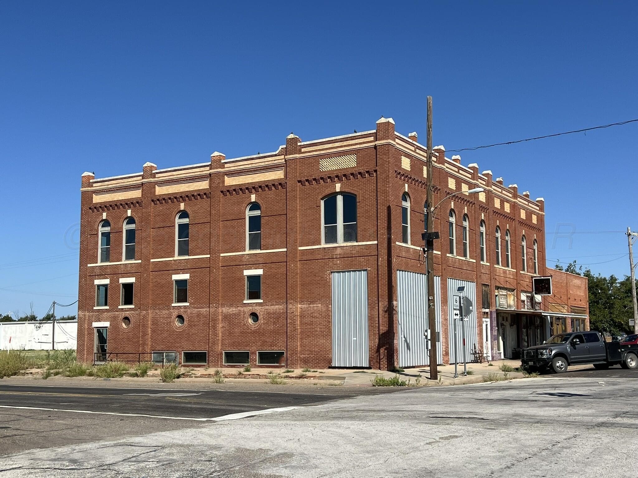 101 N Main St, Crowell, TX 79227