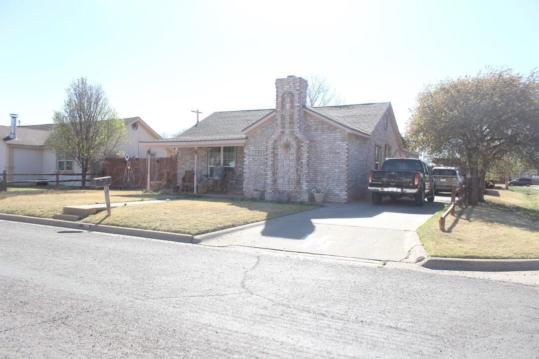 523 Blevins Street, Hereford, TX 79045, photo 2