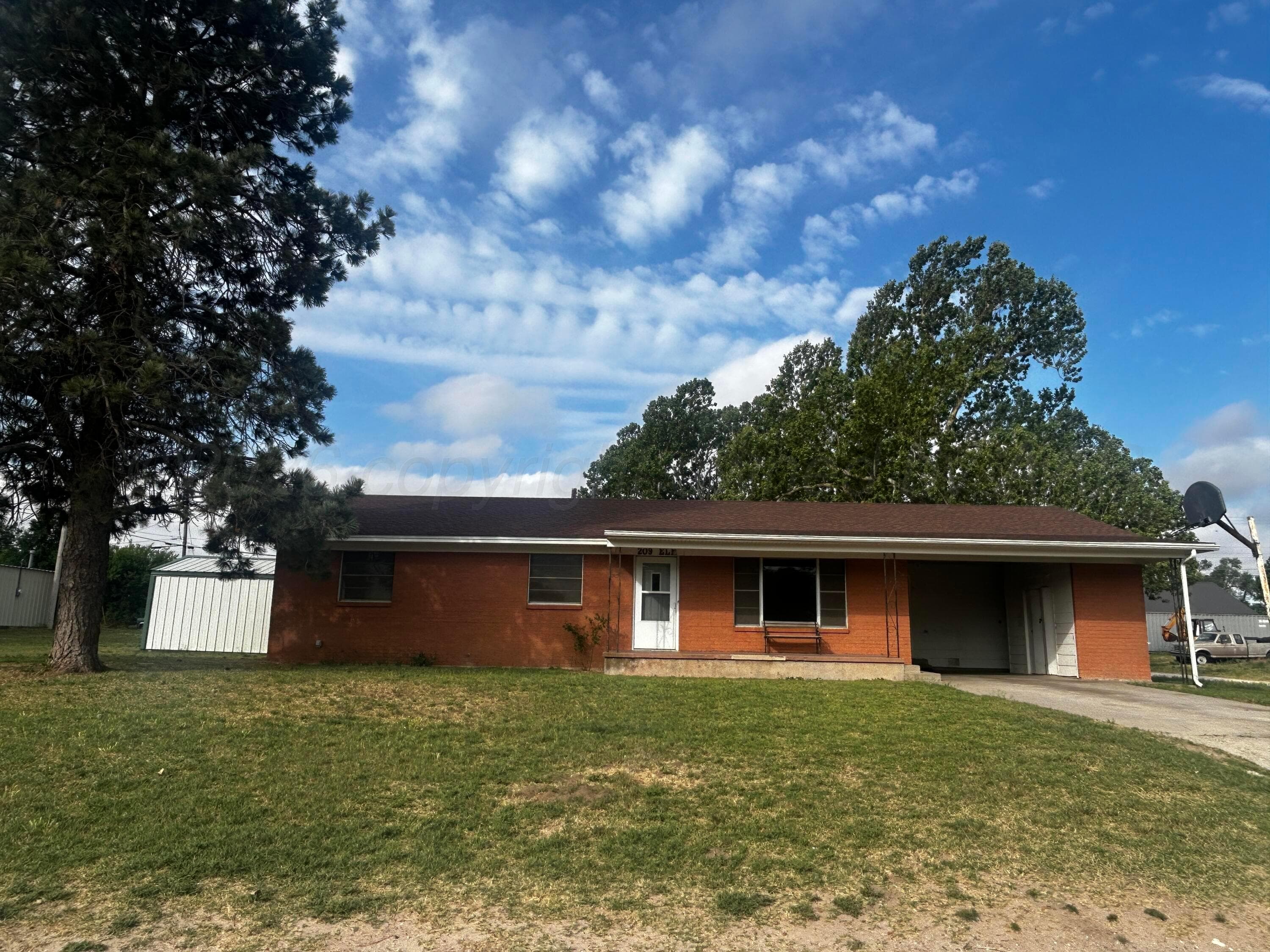 209 N Elm Street, Higgins, TX 79046