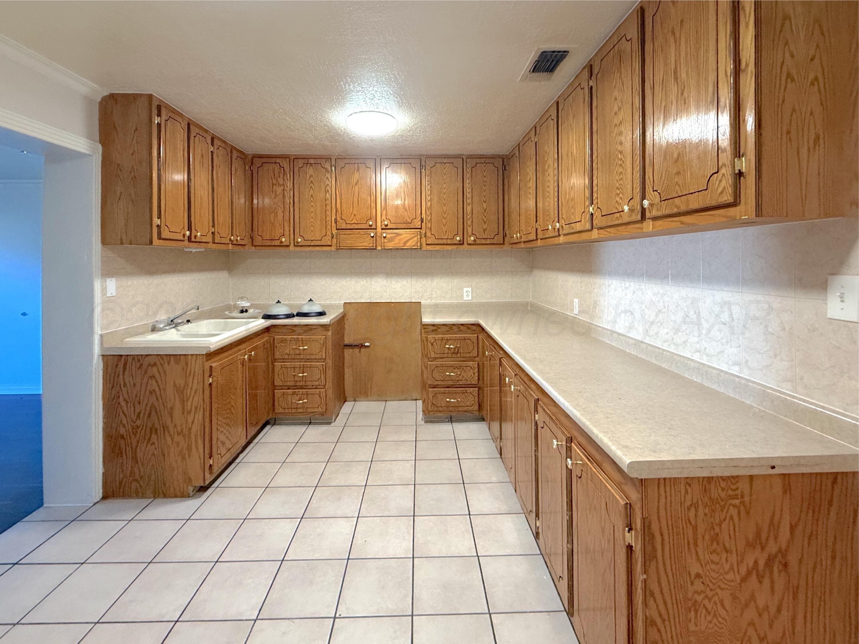1015 MILLER Avenue, Dumas, TX 79029-4708, photo 3