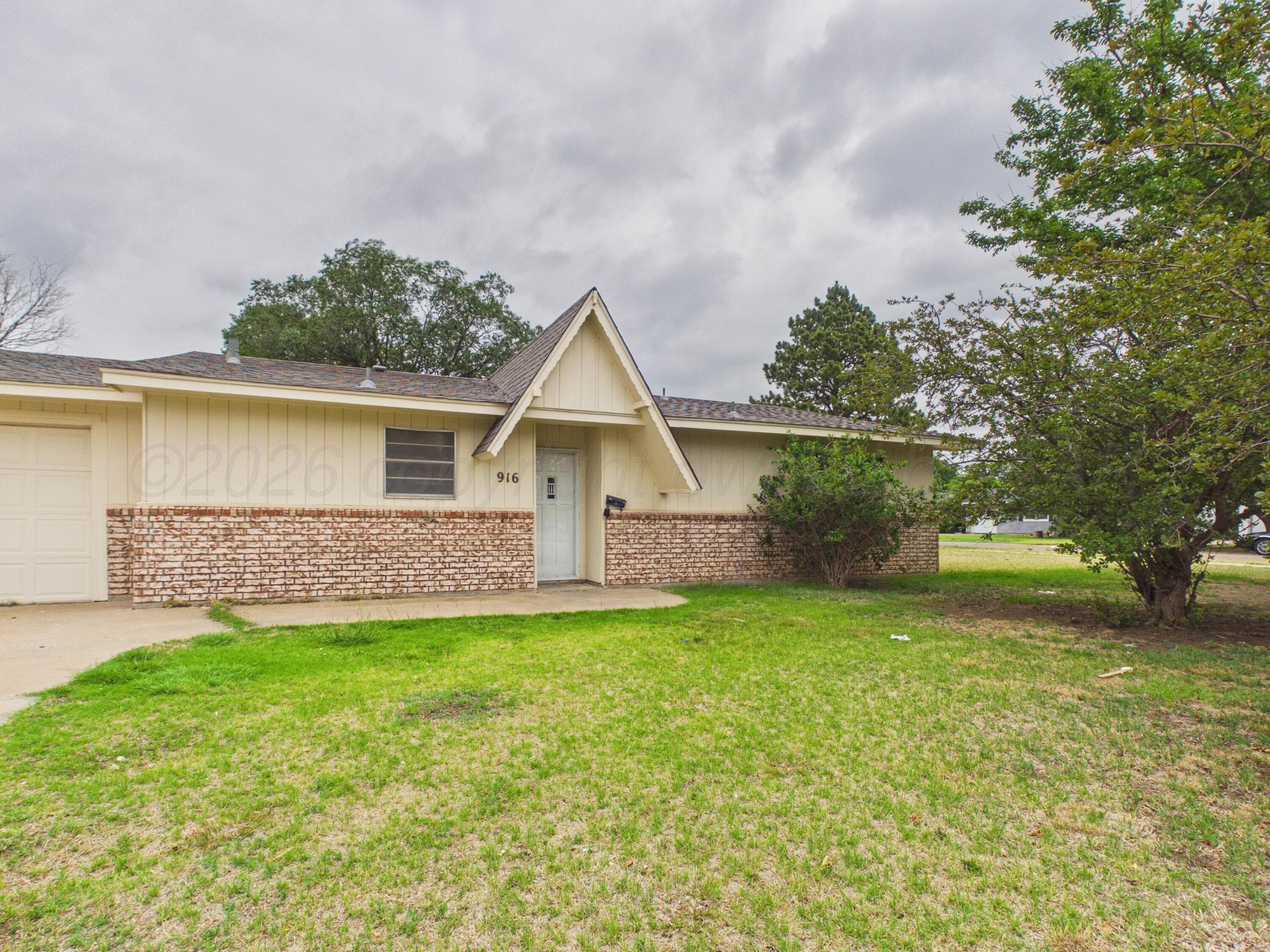 916 E 10TH Street, Dumas, TX 79029-5207