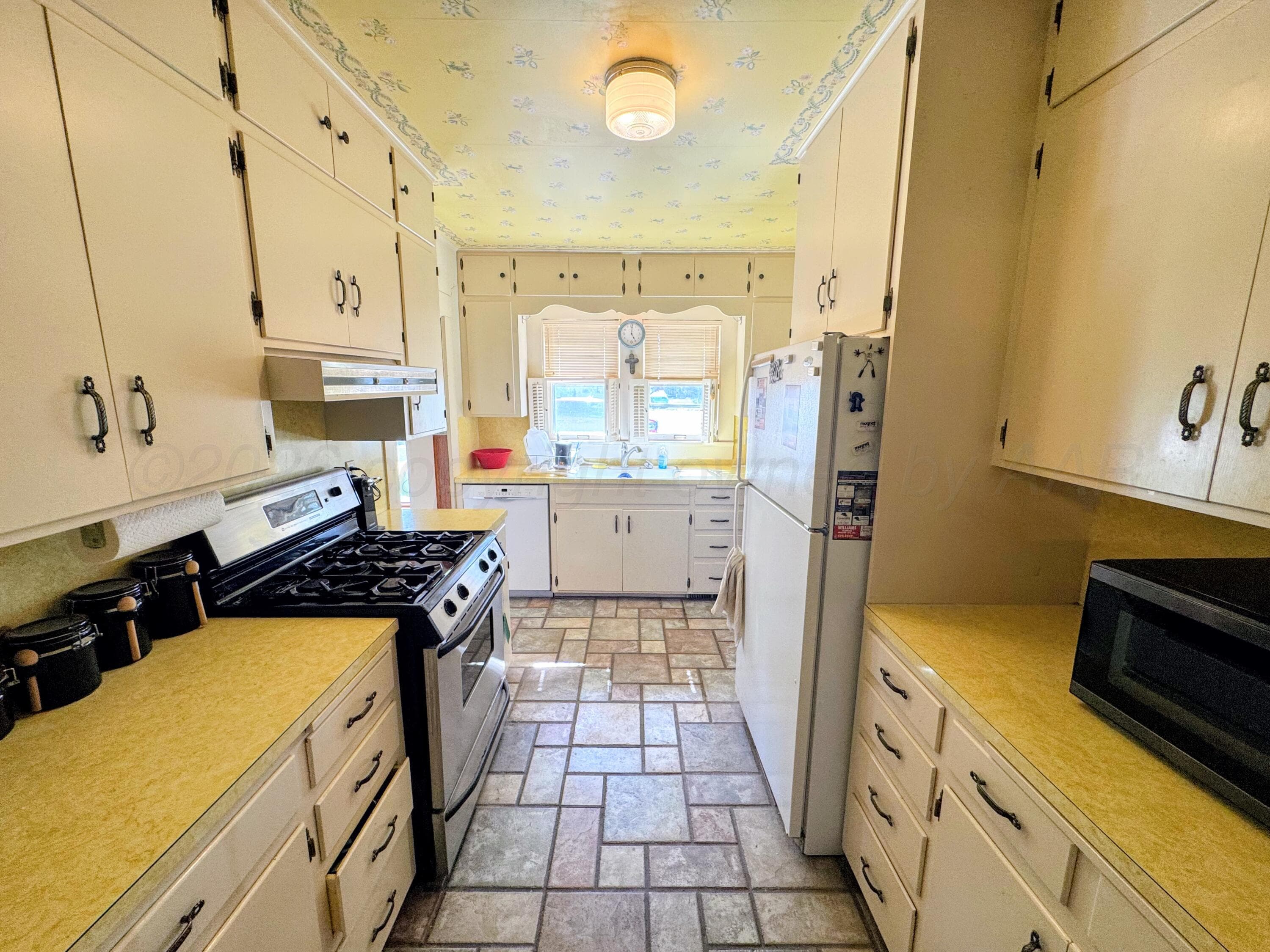 221 S Baylor Street, Perryton, TX 79070-2531, photo 10