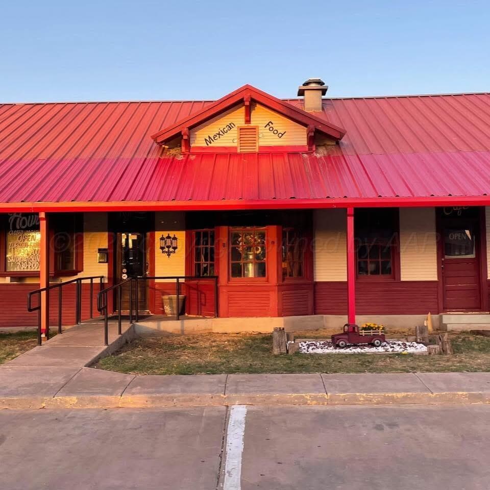 130 N Maxwell Avenue, Tulia, TX 79088