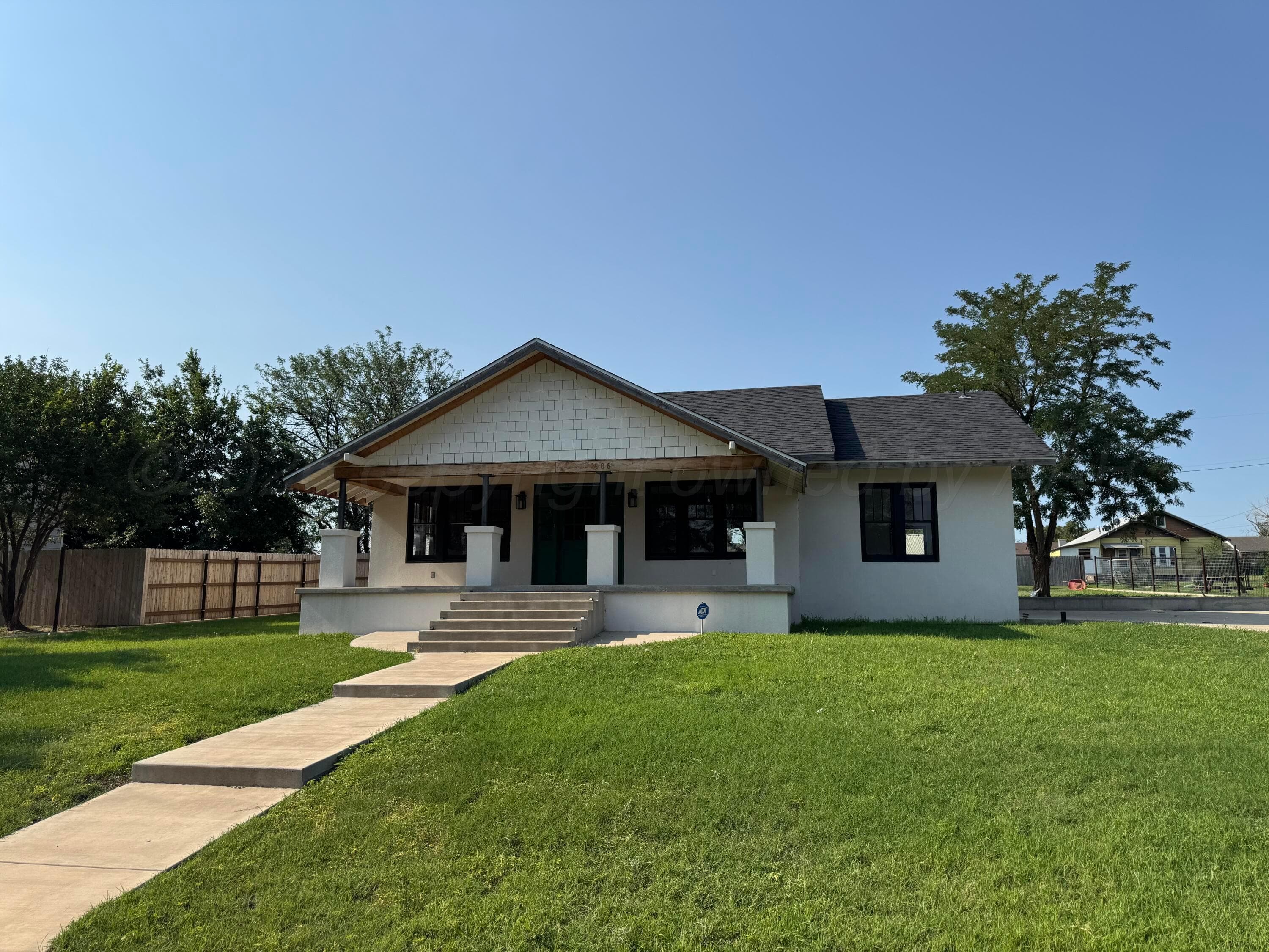 906 E Cheyenne Avenue, Canadian, TX 79014