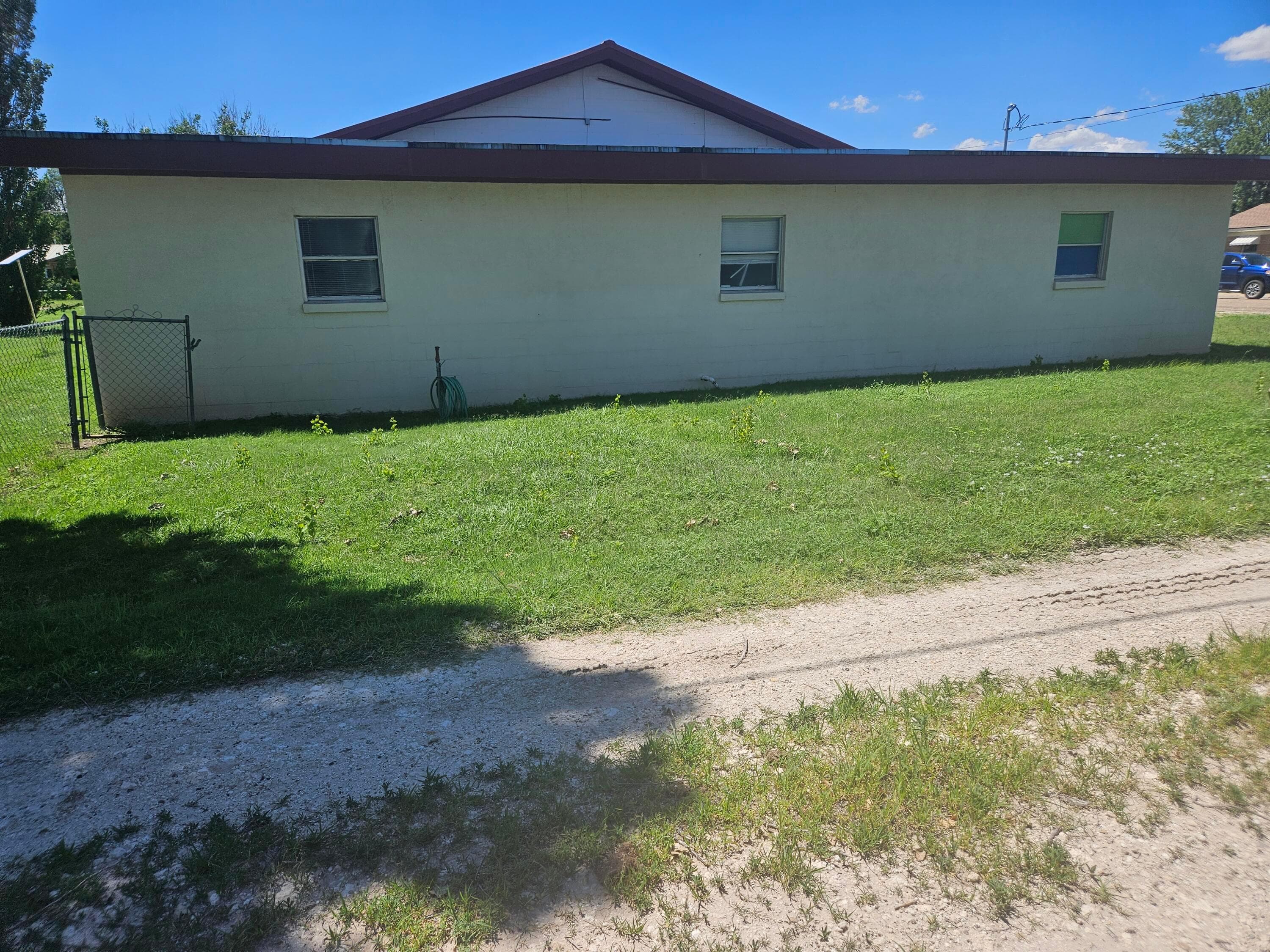 1801 S DRAKE Street, Perryton, TX 79070-4825, photo 3