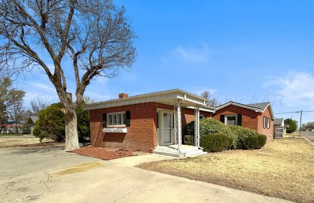 321 S Barkley Street, Spearman, TX 79081
