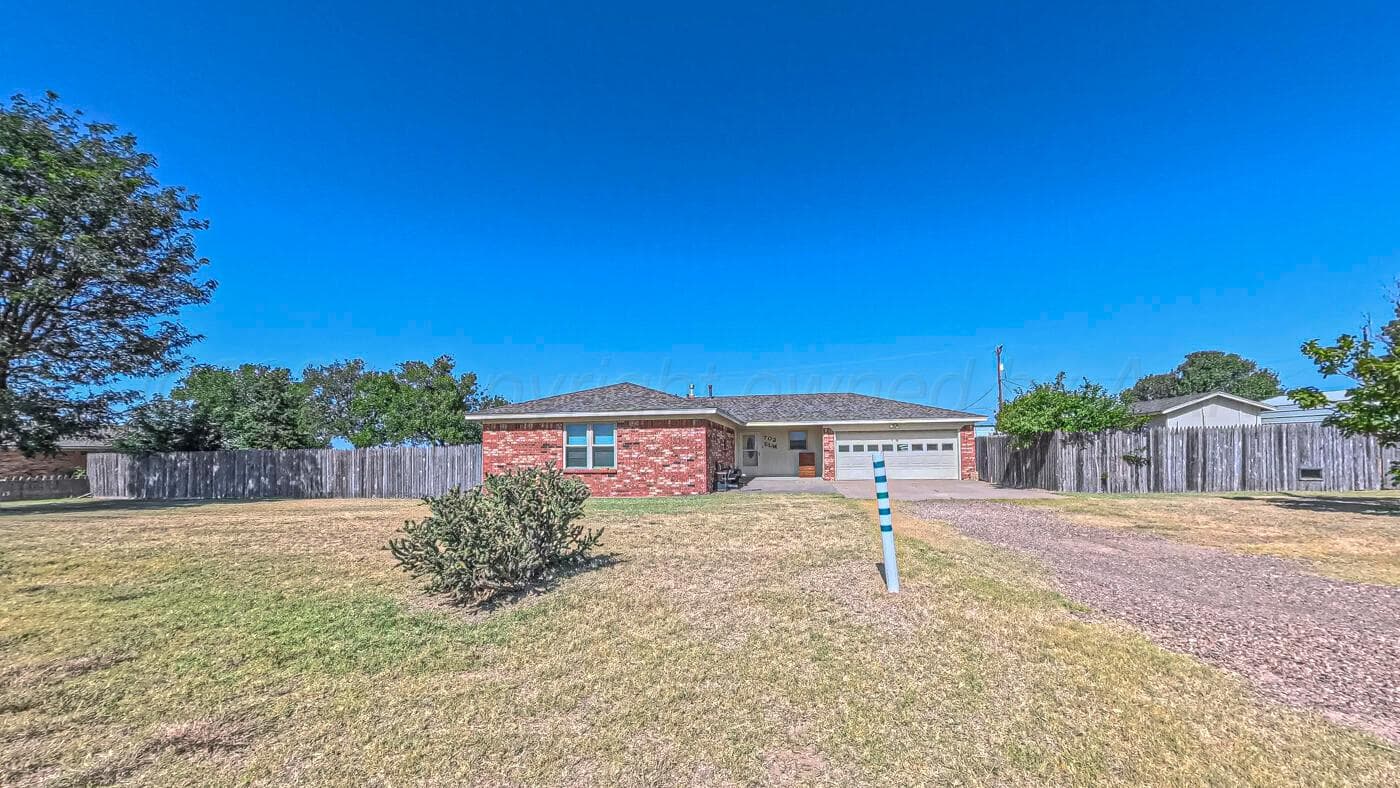 702 S Elm Avenue, Stinnett, TX 79083