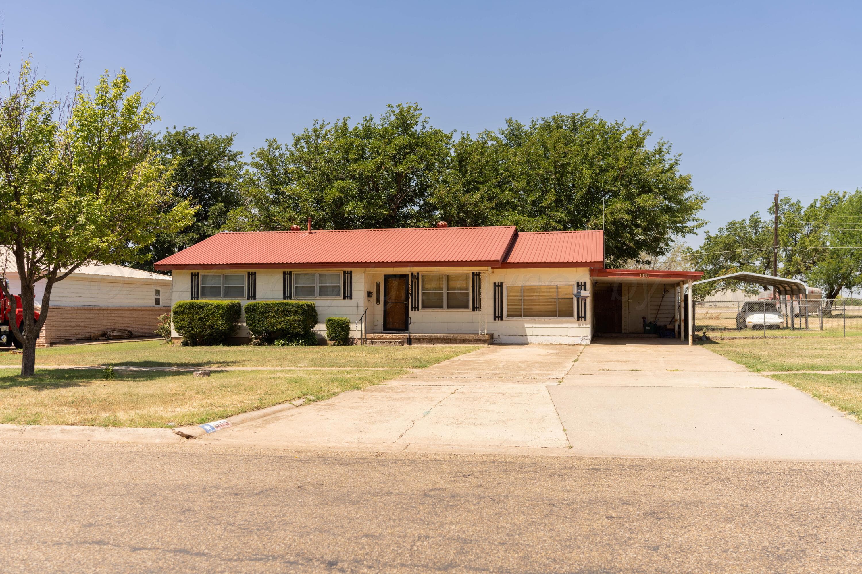 909 S Madden Street, Shamrock, TX 79079, photo 2