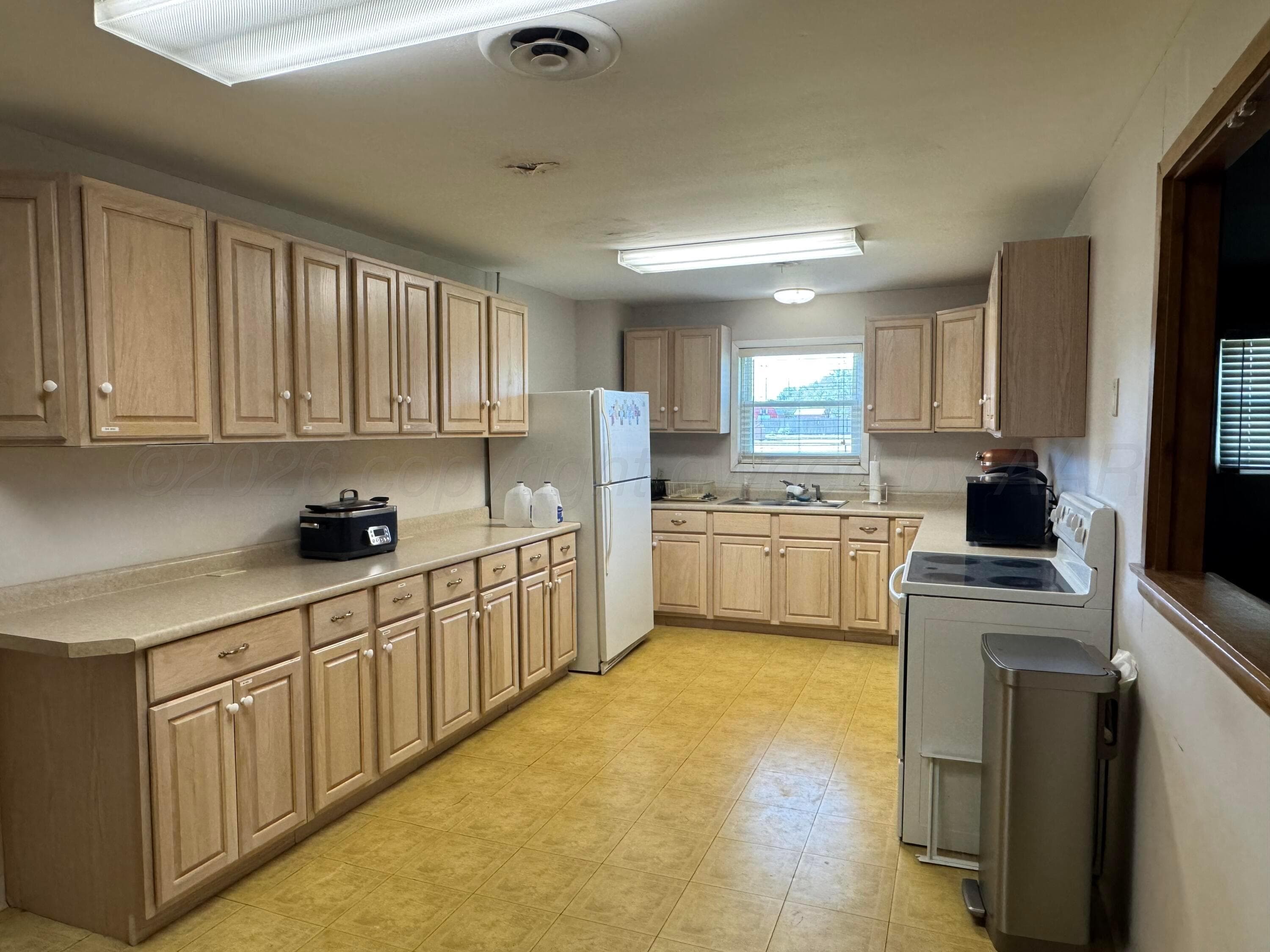 1801 S DRAKE Street, Perryton, TX 79070-4825, photo 9
