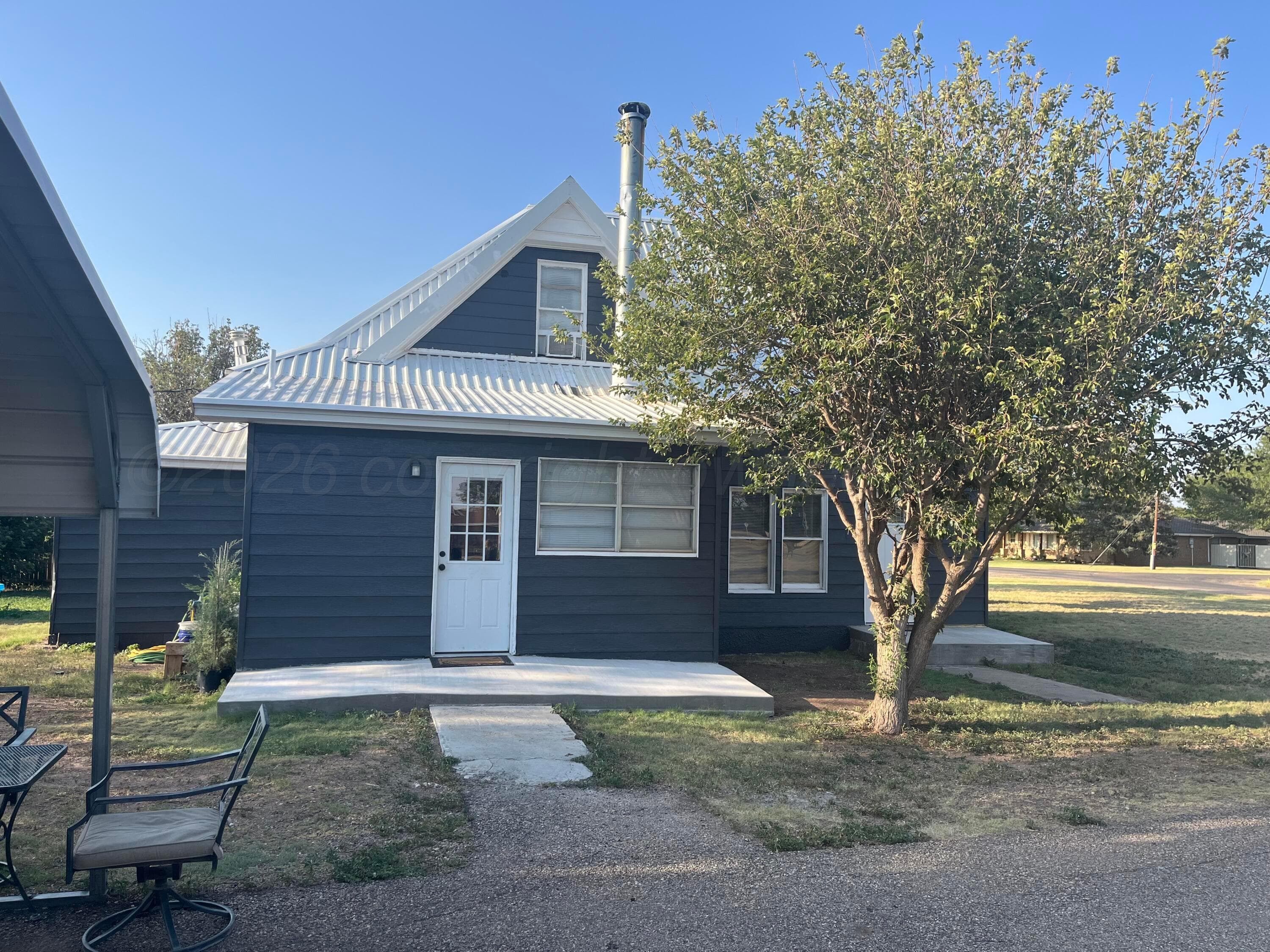 300 Alamo Street, Claude, TX 79019