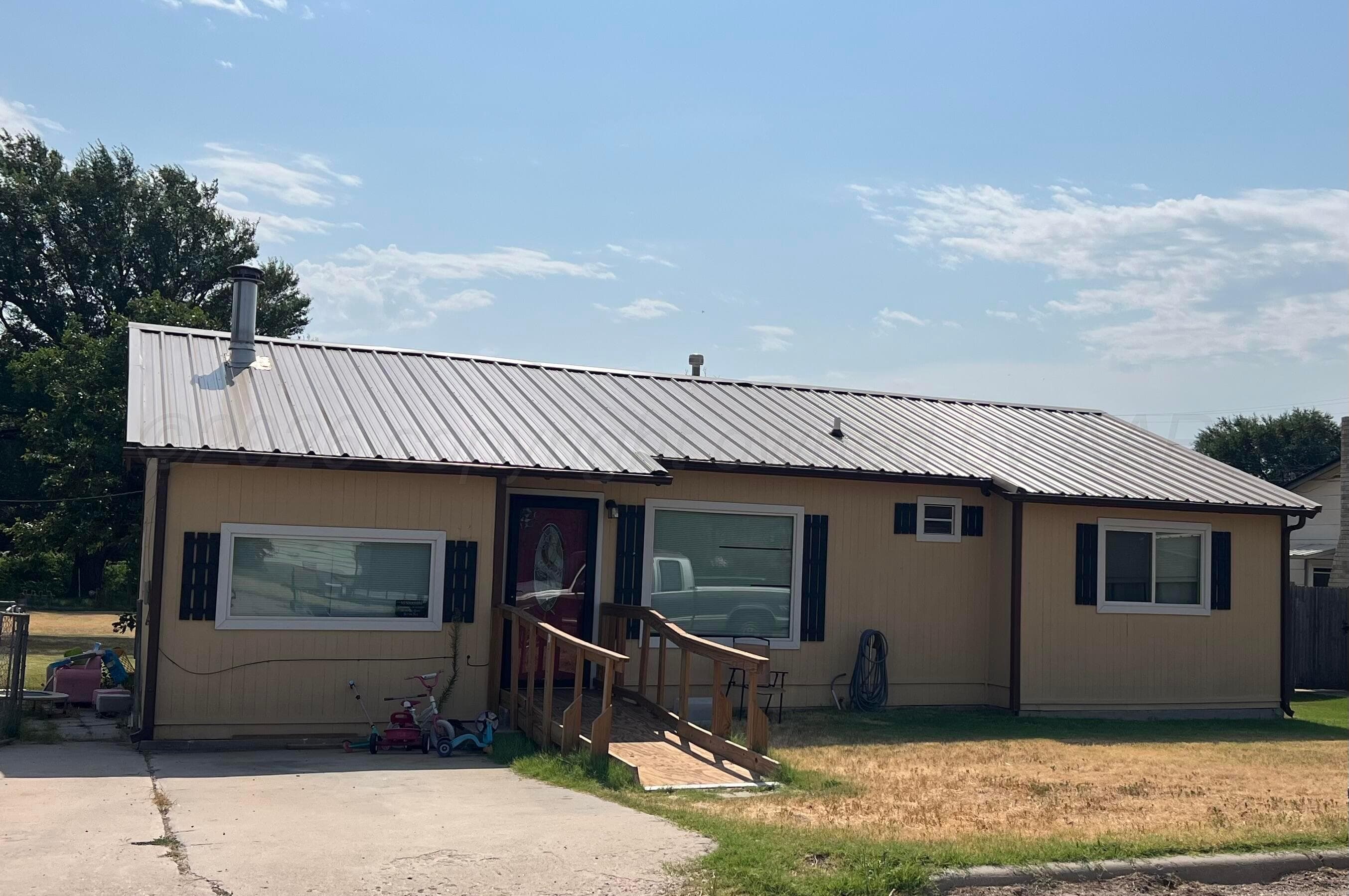 304 S Elm Street, Darrouzett, TX 79024