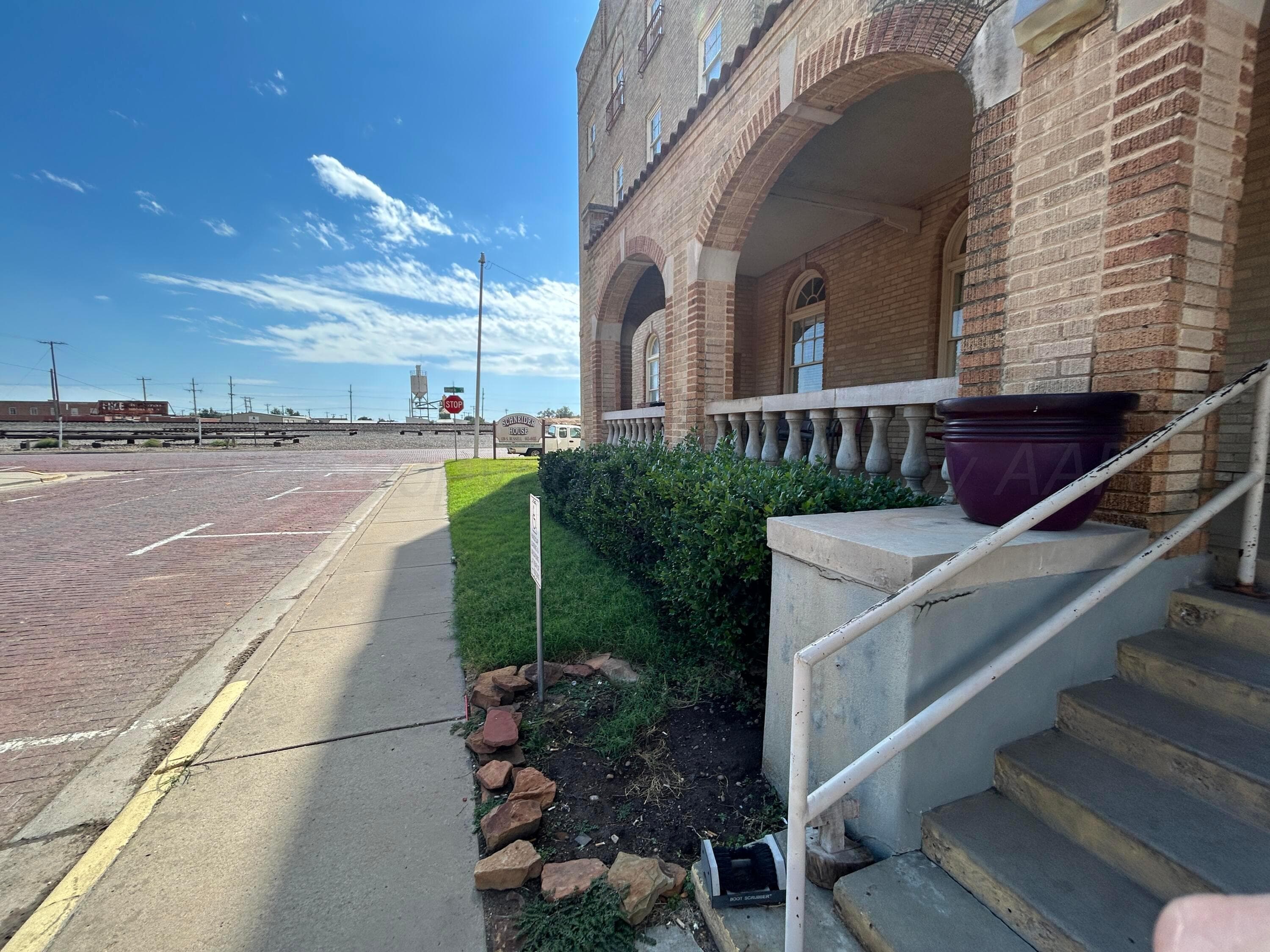 120 S RUSSELL Street, Pampa, TX 79065-6452, photo 4