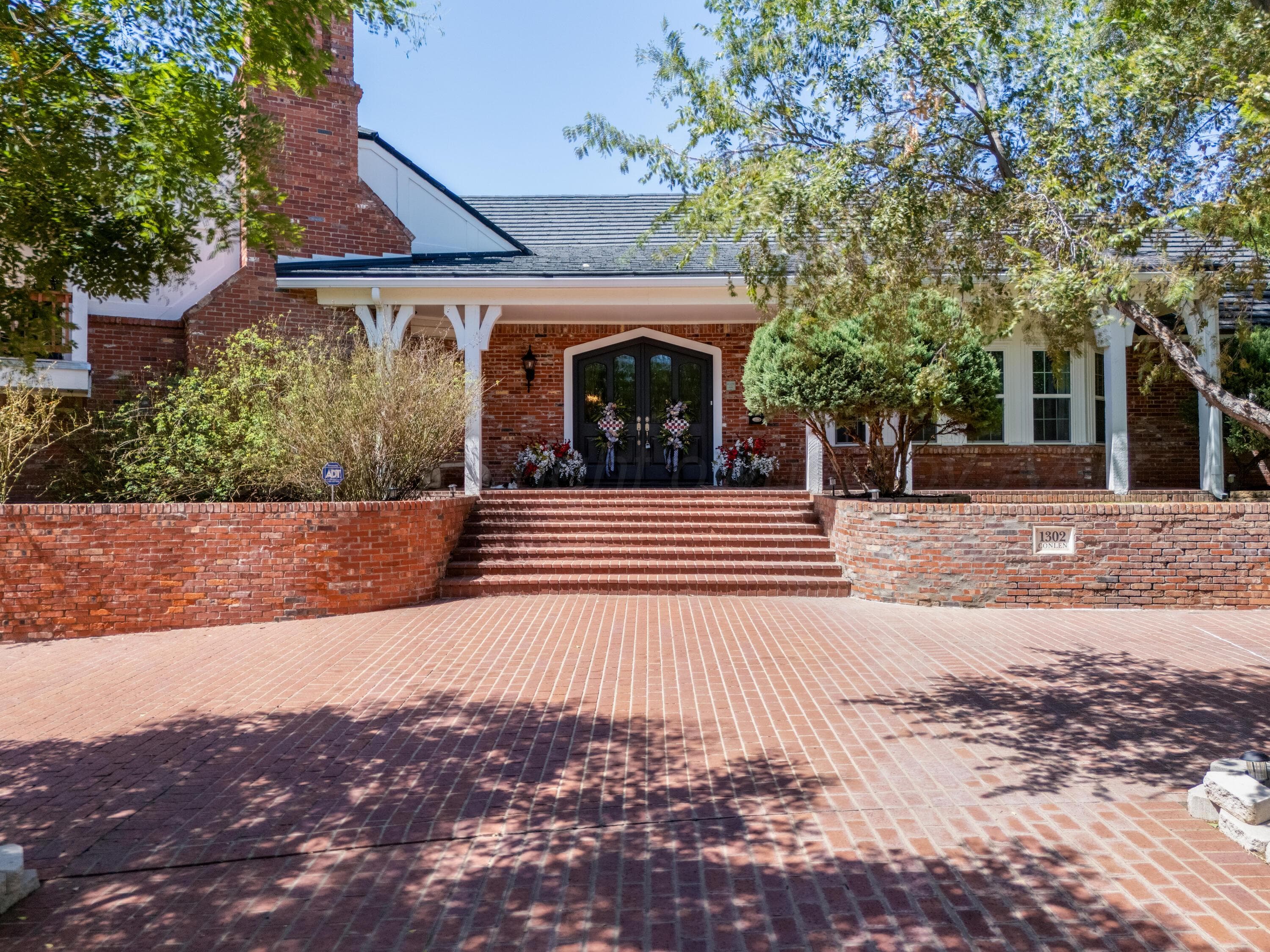 1302 Conlen Avenue, Dalhart, TX 79022
