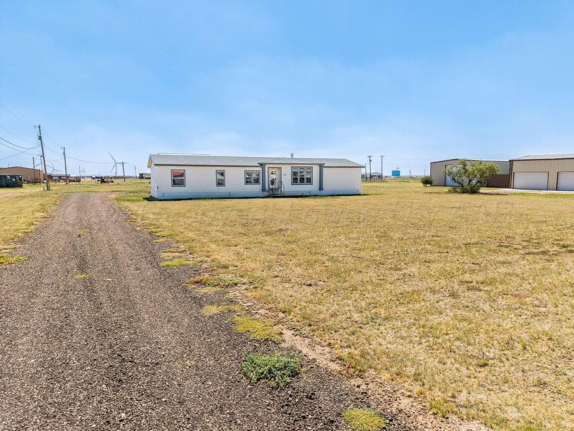 300 10th Street, Claude, TX 79019