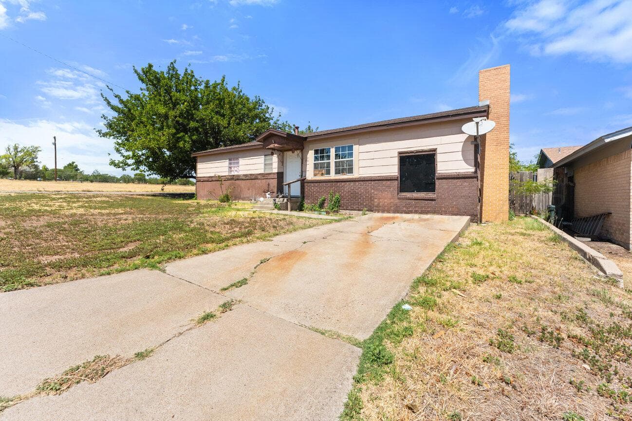 701 E 15TH Avenue, Pampa, TX 79065-4505, photo 2