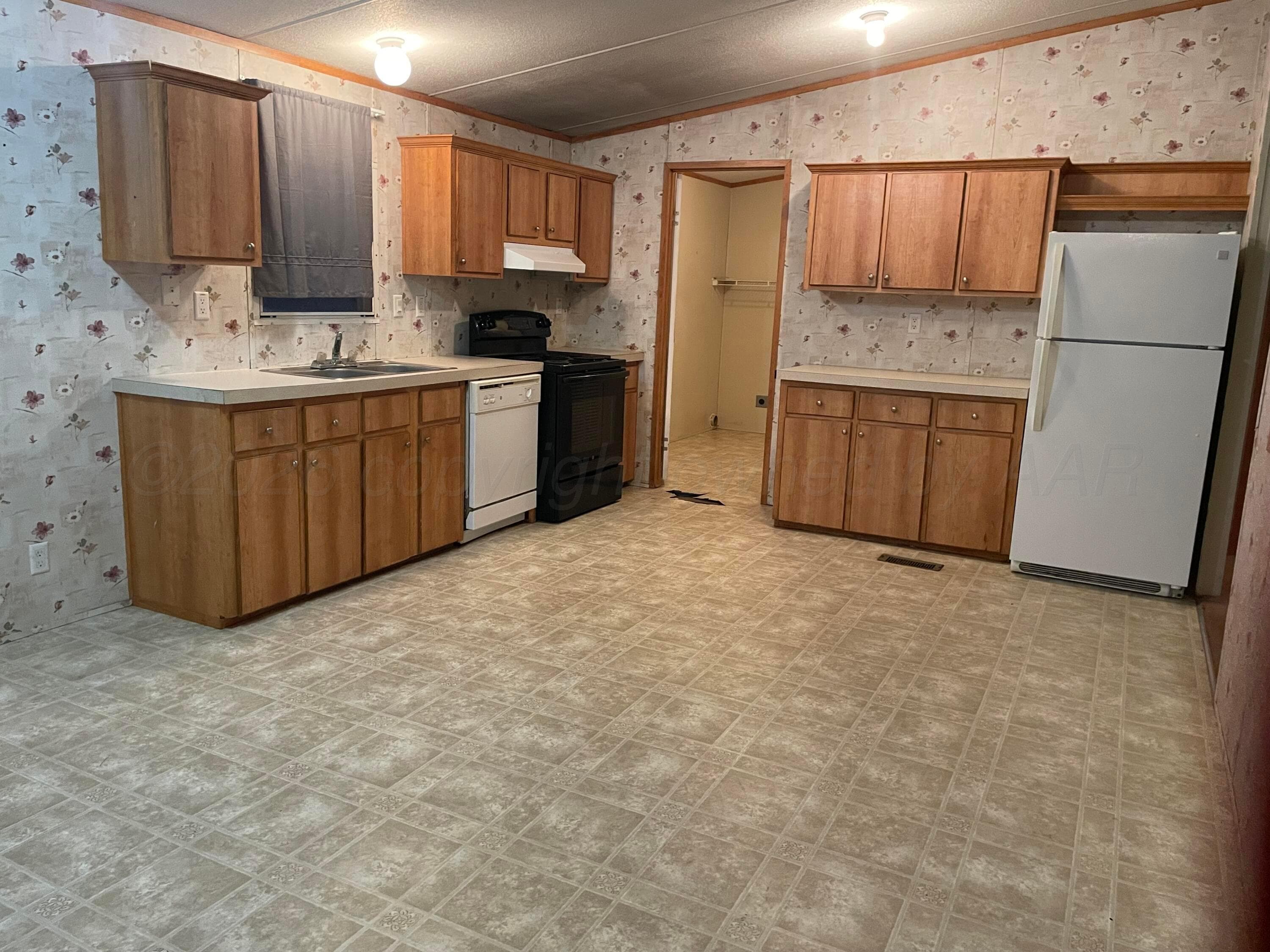 401 N Grace Street, Stratford, TX 79084, photo 6