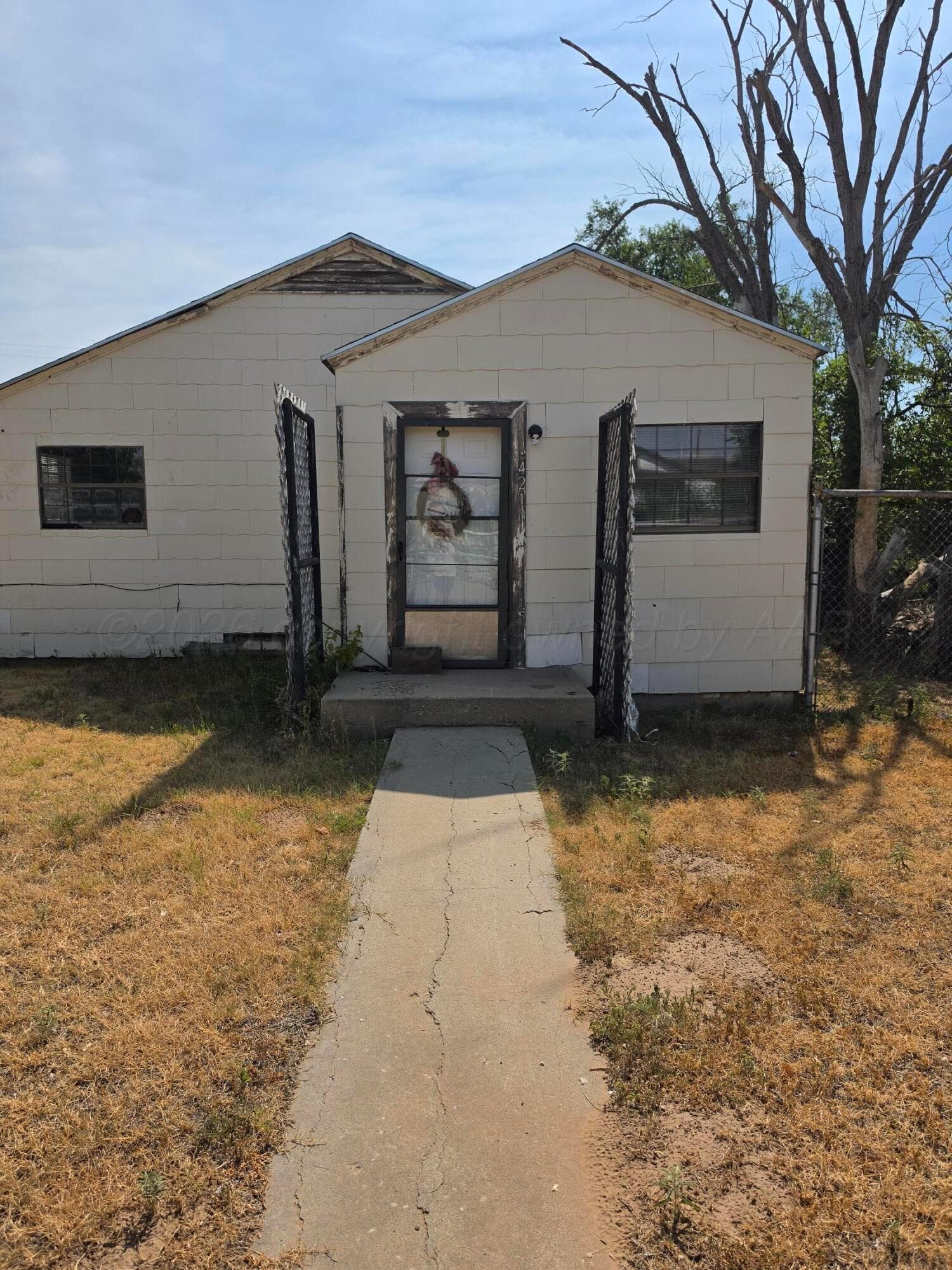 427 Clark Avenue, Stinnett, TX 79083