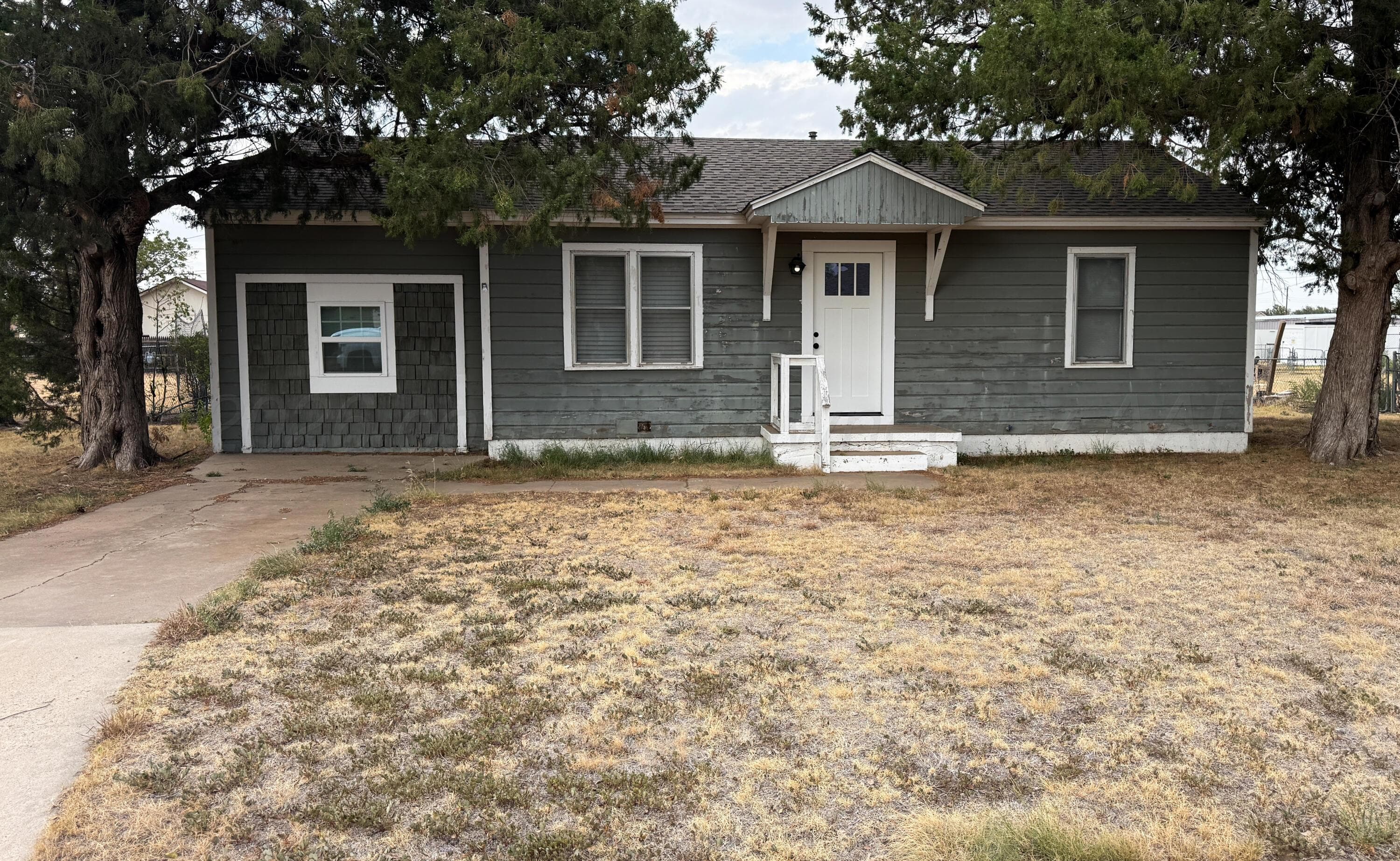 708 Oak Avenue, Panhandle, TX 79068-1948