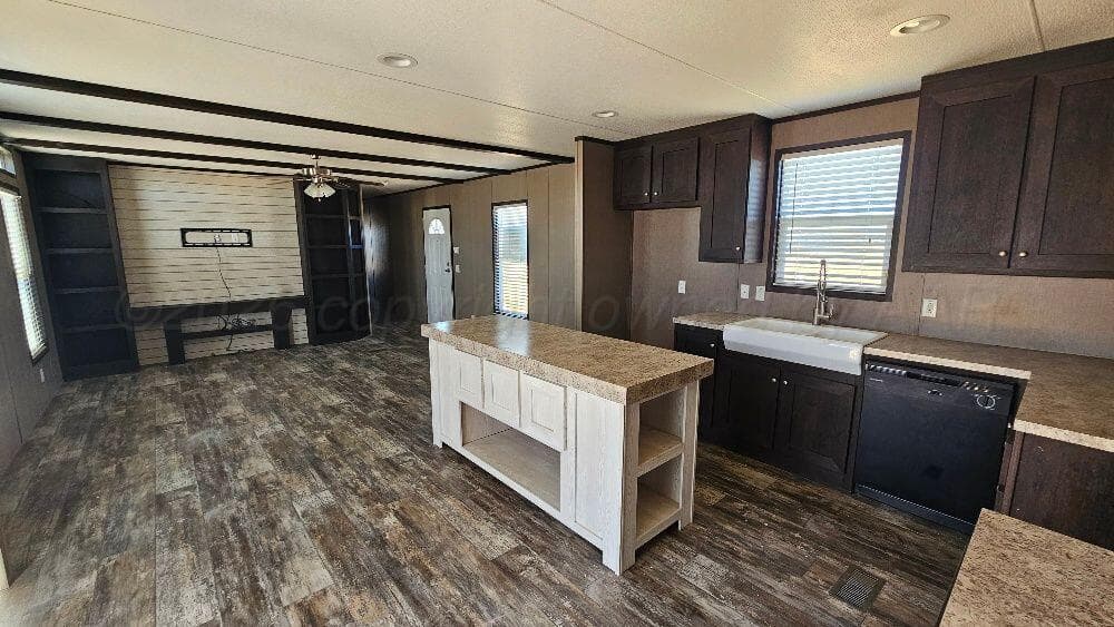 1042 S WILCOX Street, Pampa, TX 79065-8039, photo 2